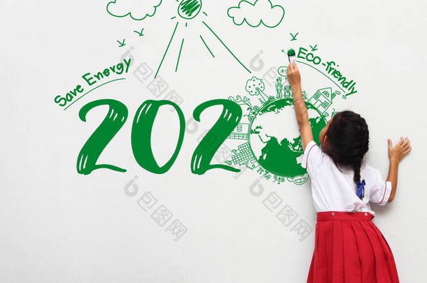 小女孩拿着画笔，画着富有创意的环保和环境友好的画