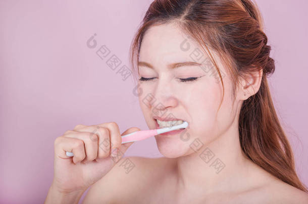 不快乐的美丽女人，她<strong>刷牙</strong> 