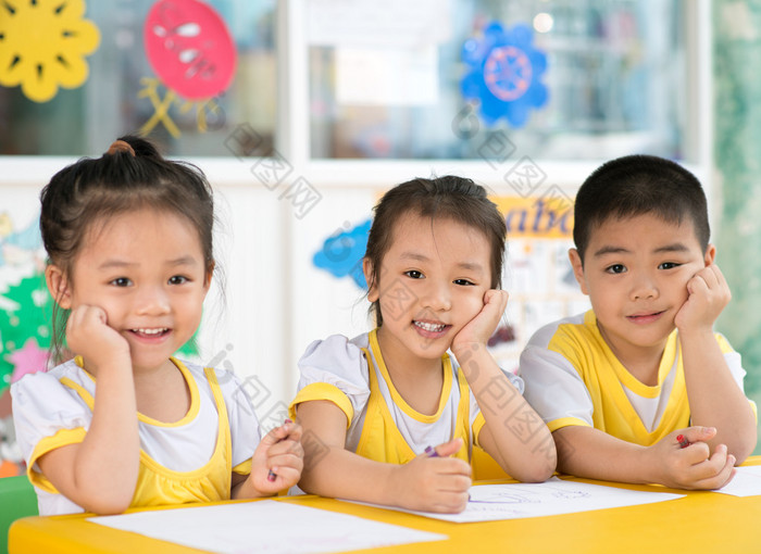 男孩和女孩坐在幼儿园