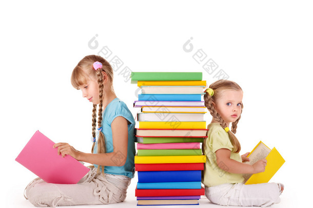 儿童阅读本书的堆栈.