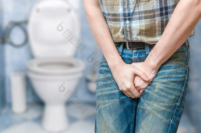 尿失禁的概念男人想要尿尿和持有他磨