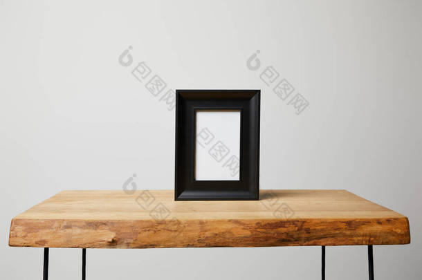 黑色的方形框架在木桌在家里