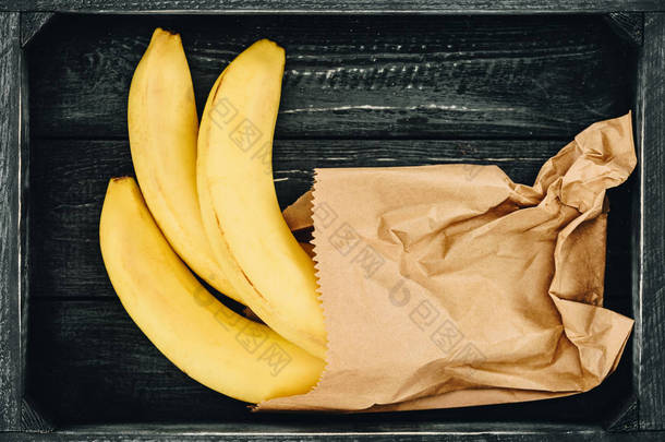 购物纸袋中香蕉的顶端视图