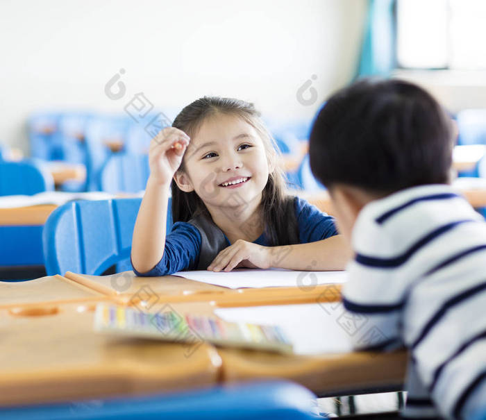 快乐的小女孩学生在教室里 学习书桌,学生种树