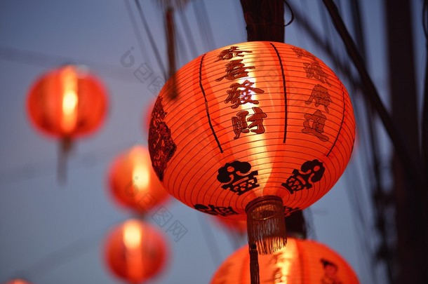 中国的灯笼装饰漂亮的中文.