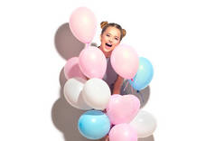愉快的少女与五颜六色的空气气球有乐趣在白色背景