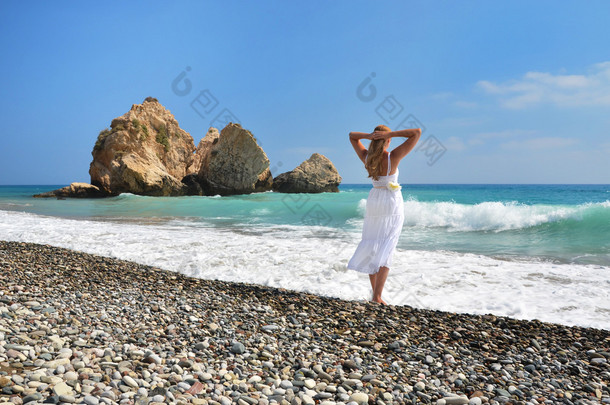 女孩寻找出海口附近阿芙罗狄蒂的诞生地，塞浦路斯