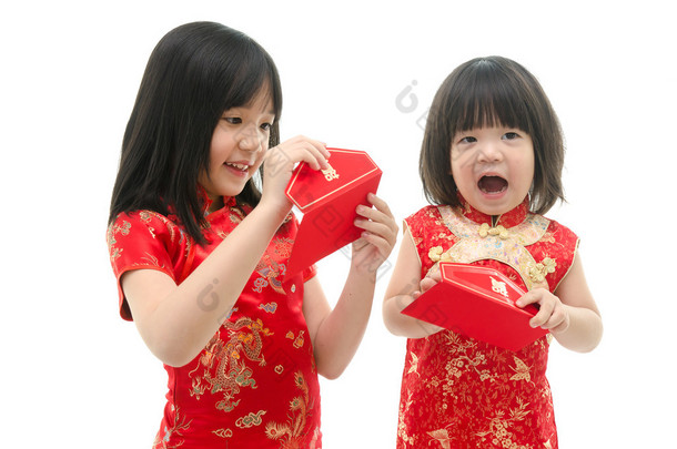小的亚洲女孩和男孩抱着<strong>红包</strong>礼金 