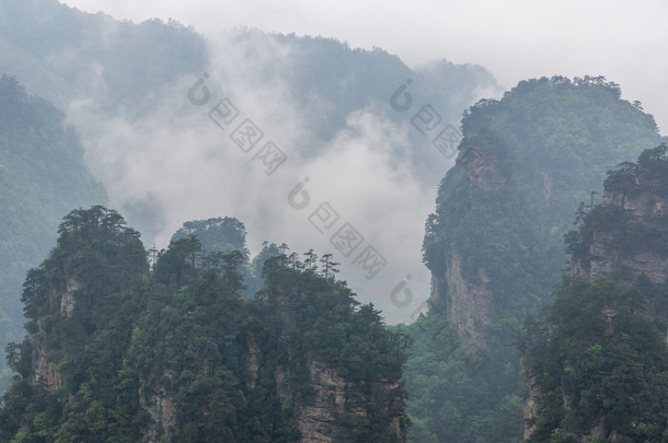 高大的山峰的袁家界