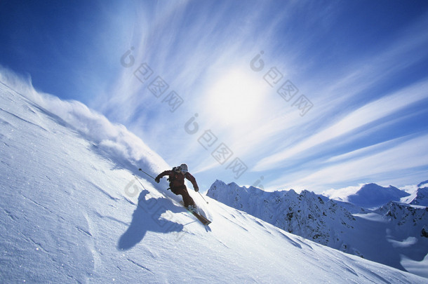 在山坡上<strong>滑雪</strong>的人