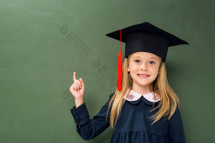 女学生在毕业帽子