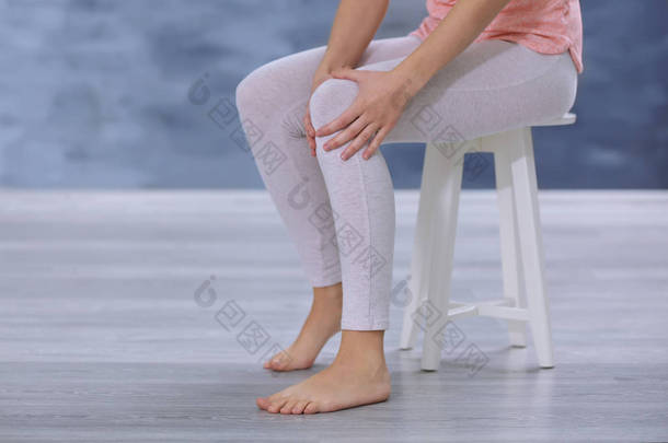 膝关节疼痛的妇女