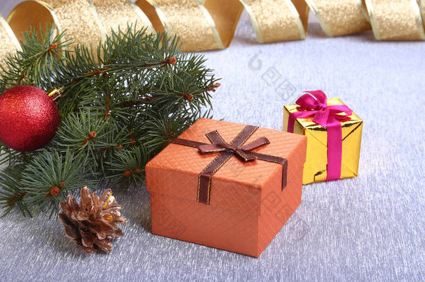 圣诞装饰与礼品盒, 五颜六色的圣诞球, 圣诞树和锥在一个模糊, 波光粼粼和神话般的<strong>背景</strong>.