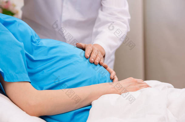 医生和怀孕的女人 