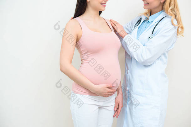 妇产科妇科医生支持孕妇的裁剪<strong>照片</strong>