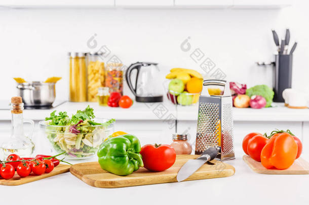 熟蔬菜, 刀和擦在餐桌上的轻厨房