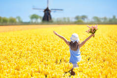郁金香花卉领域的孩子们。风车在荷兰