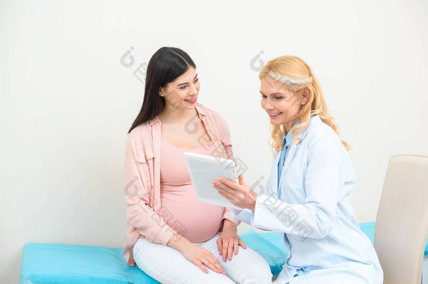 妇产科医生和孕妇一起使用片剂