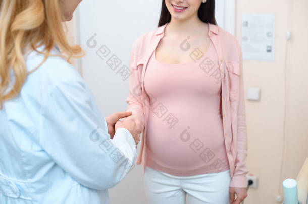 妇产科妇科医生和孕妇握手的镜头