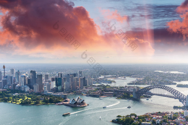 在日落时悉尼港鸟瞰图