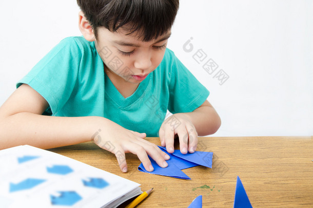 小男孩上纸折纸艺术画