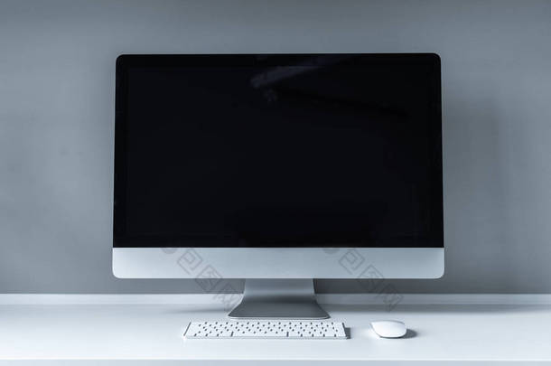 桌上有黑屏和<strong>键盘</strong>的电脑