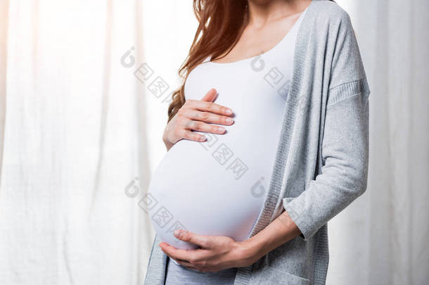 怀孕妇女摸肚子