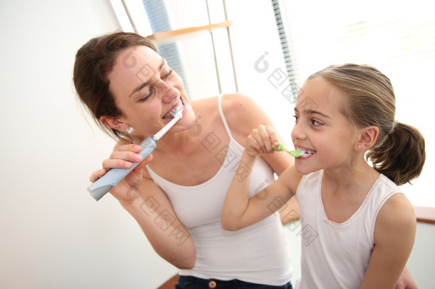 母亲教学女孩<strong>刷牙</strong>