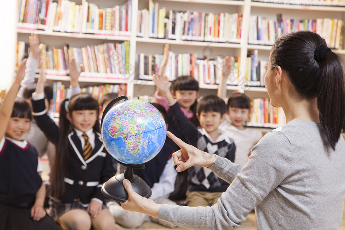 地理教学向学童使用地球仪的老师