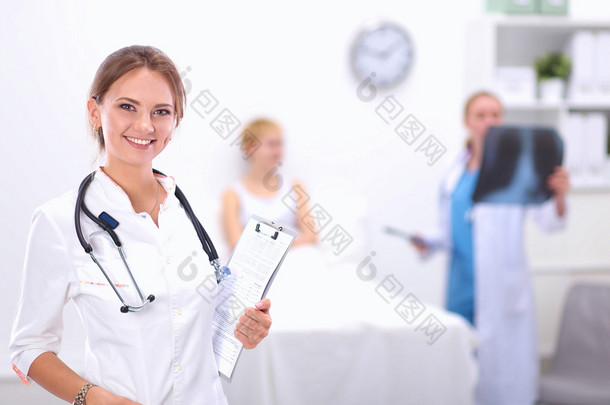 女医生站在医院文件夹里