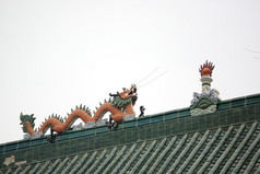 龙在中国寺庙的屋顶上