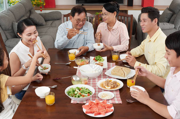 亚洲大家庭享受传统食品