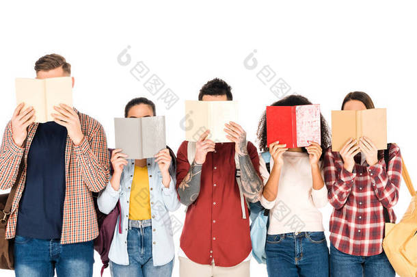 一群学生<strong>阅读书籍</strong>和拿着背包隔离在白色