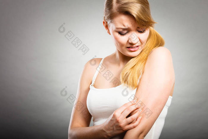 女人抓痒胳膊与过敏皮疹图片-包图网企业站