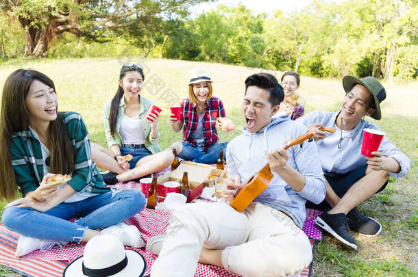 快乐年轻组享受野餐聚会 