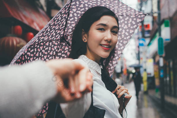 美丽的日本女孩在东京漫步。关于青少年的概念