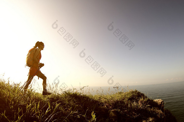 山峰上的女人<strong>徒步</strong>旅行者