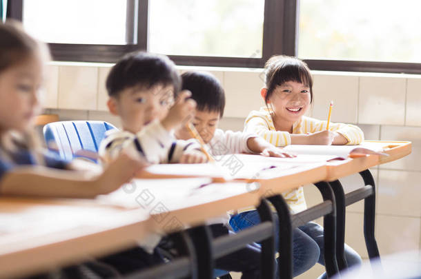 快乐的小女孩学生在教室里