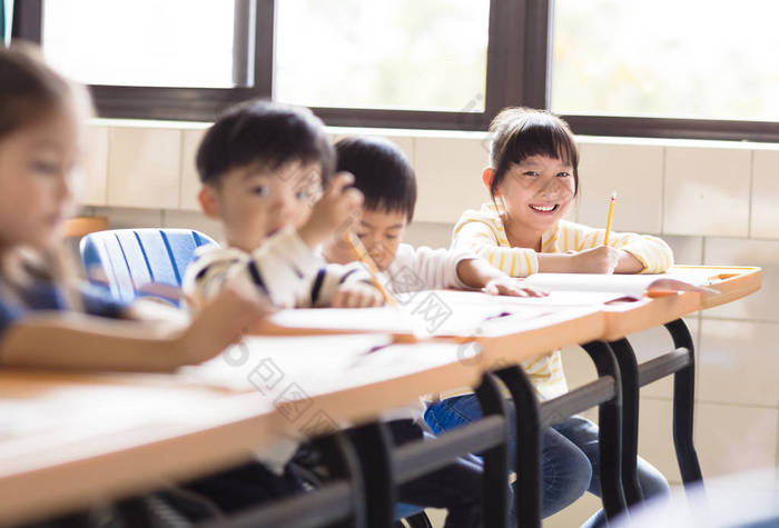 快乐的小女孩学生在教室里