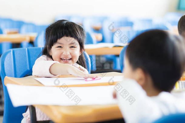 快乐的小女孩学生在教室里