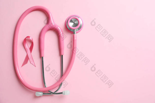 粉红色的丝带和听诊器的颜色<strong>背景</strong>。乳癌概念