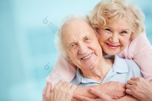 快乐，充满柔情的老年夫妇