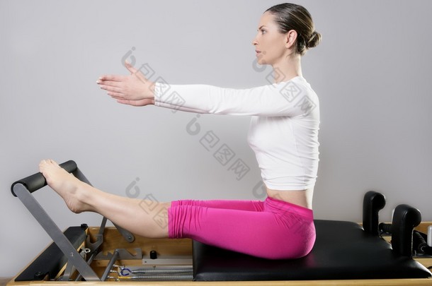 普拉提重整女人健身房健身老师双腿