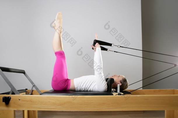 普拉提<strong>伸展</strong>运动在重整床上健身房女人