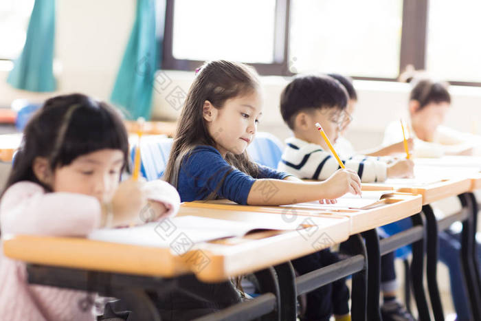 快乐的小女孩在教室里学习 学习书桌