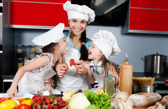 母亲和两个女儿在厨房里