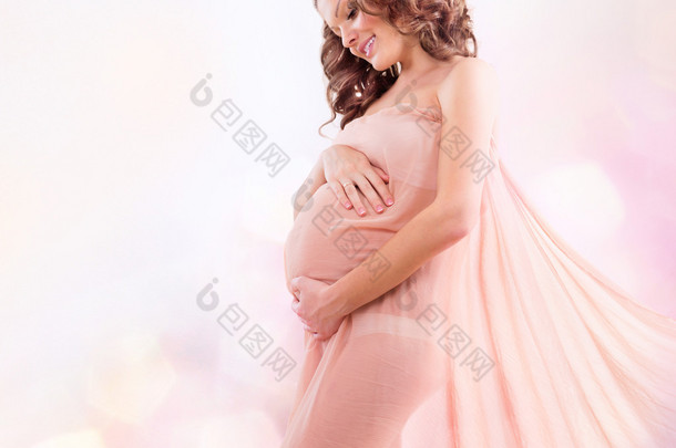 美<strong>孕妇</strong>在吹粉色雪纺披肩