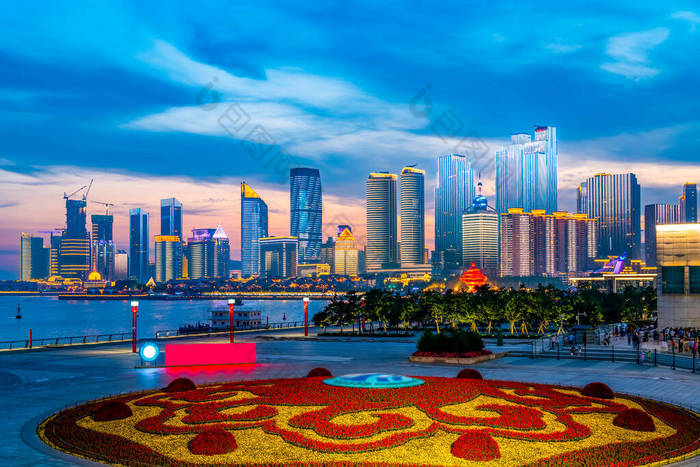 青岛城市建筑景观的夜景图片-包图网企业站