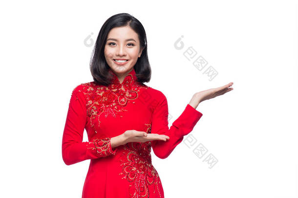 在越南女子穿着传统 Ao Dai 