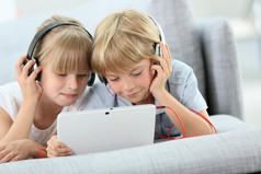 孩子们听音乐的平板电脑